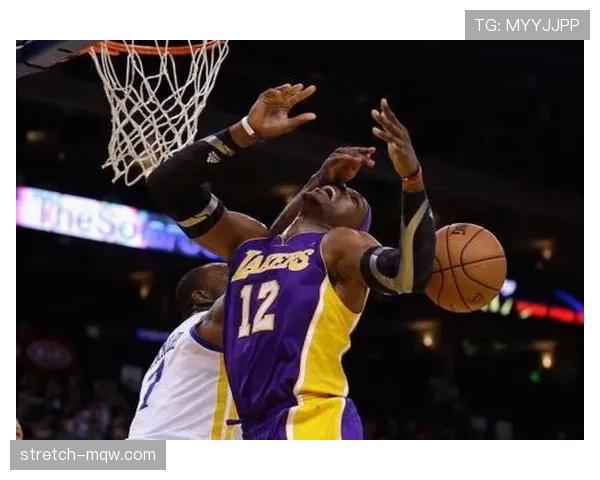 NBA带球撞人规则详解：如何界定进攻与防守犯规？